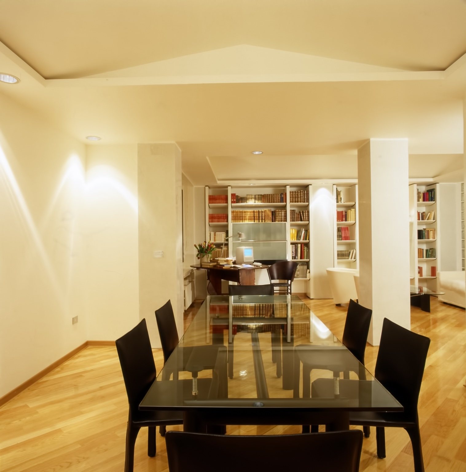 Zona giorno e studio dell’appartamento sulle Rive a Trieste