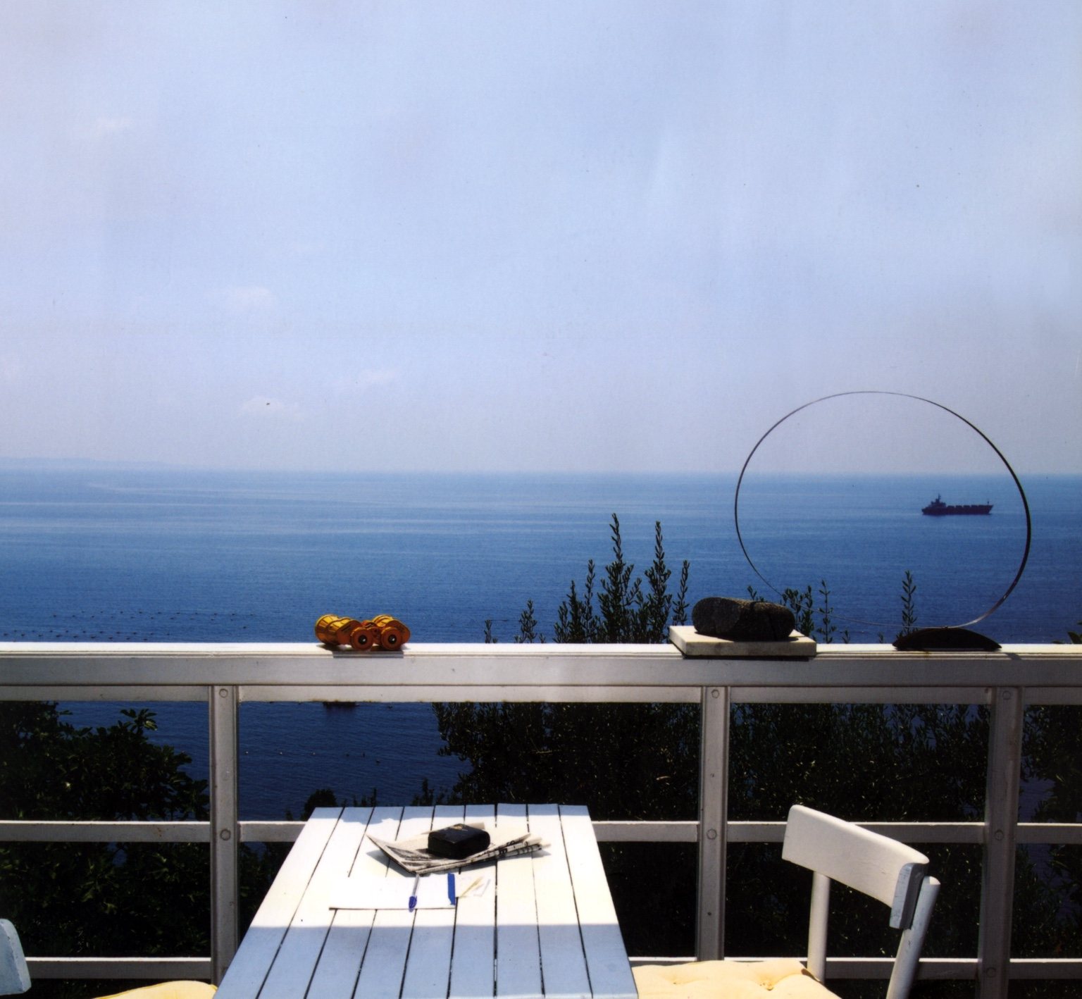 Terrazza della casa per uno scrittore con il mare e una nave sullo sfondo