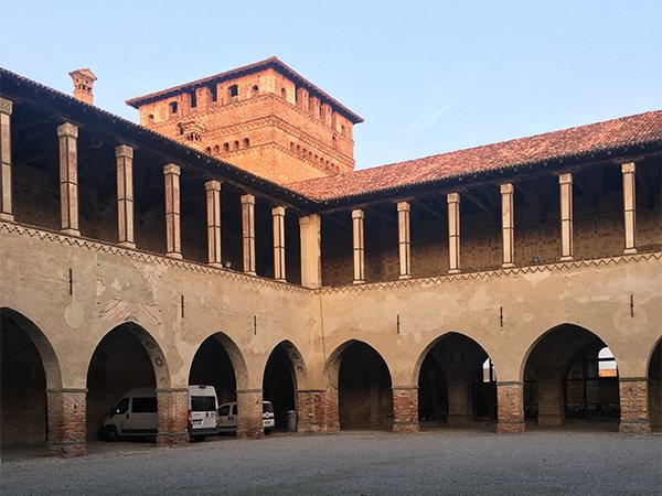 Cortile porticato del Castello di Pandino, con facciata in laterizio e arcate