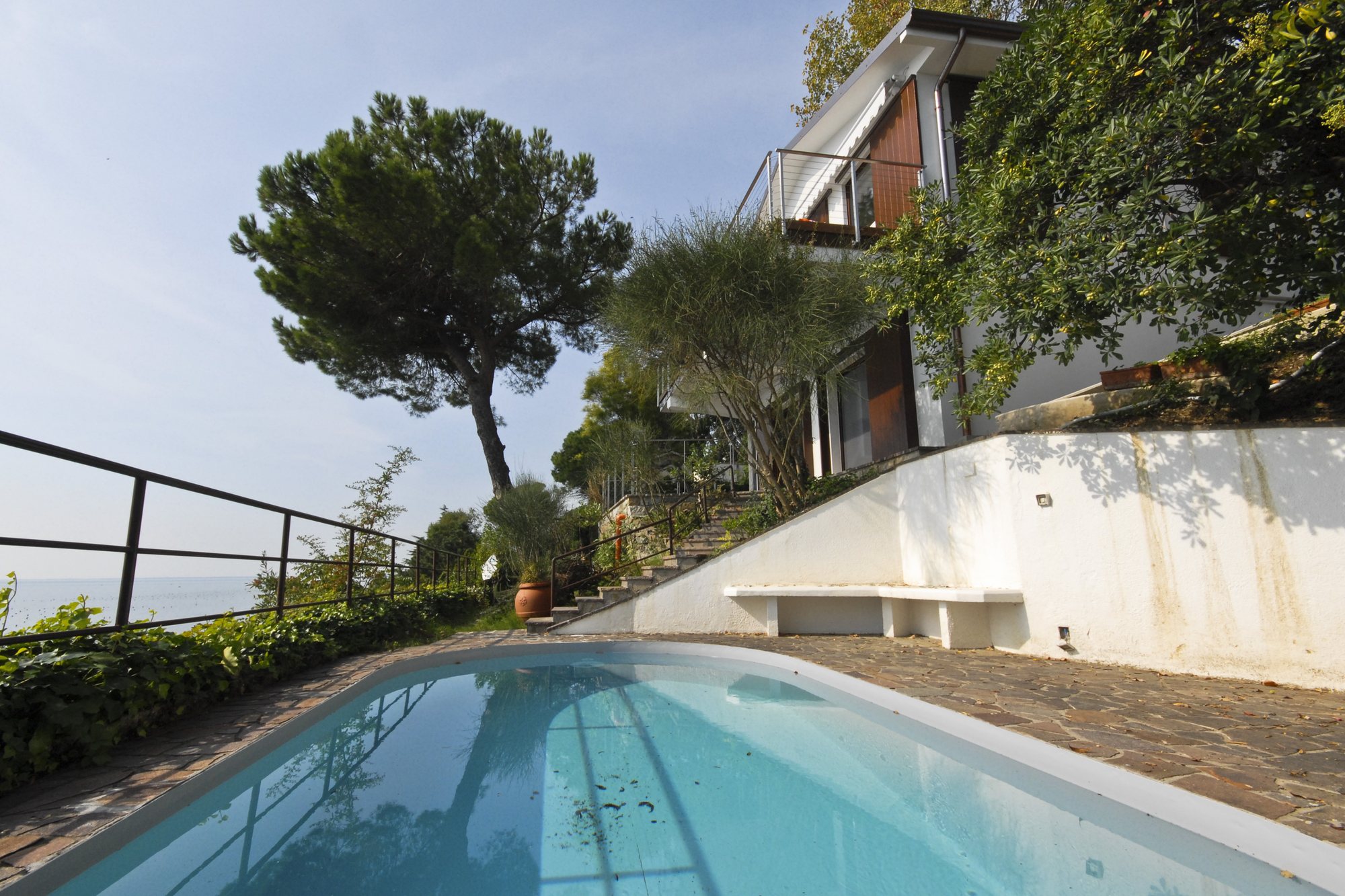 Villino esistente e piscina affacciati sul mare