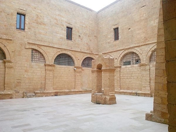 Chiostro dell’ex convento degli Agostiniani a Manduria, vista del cortile porticato