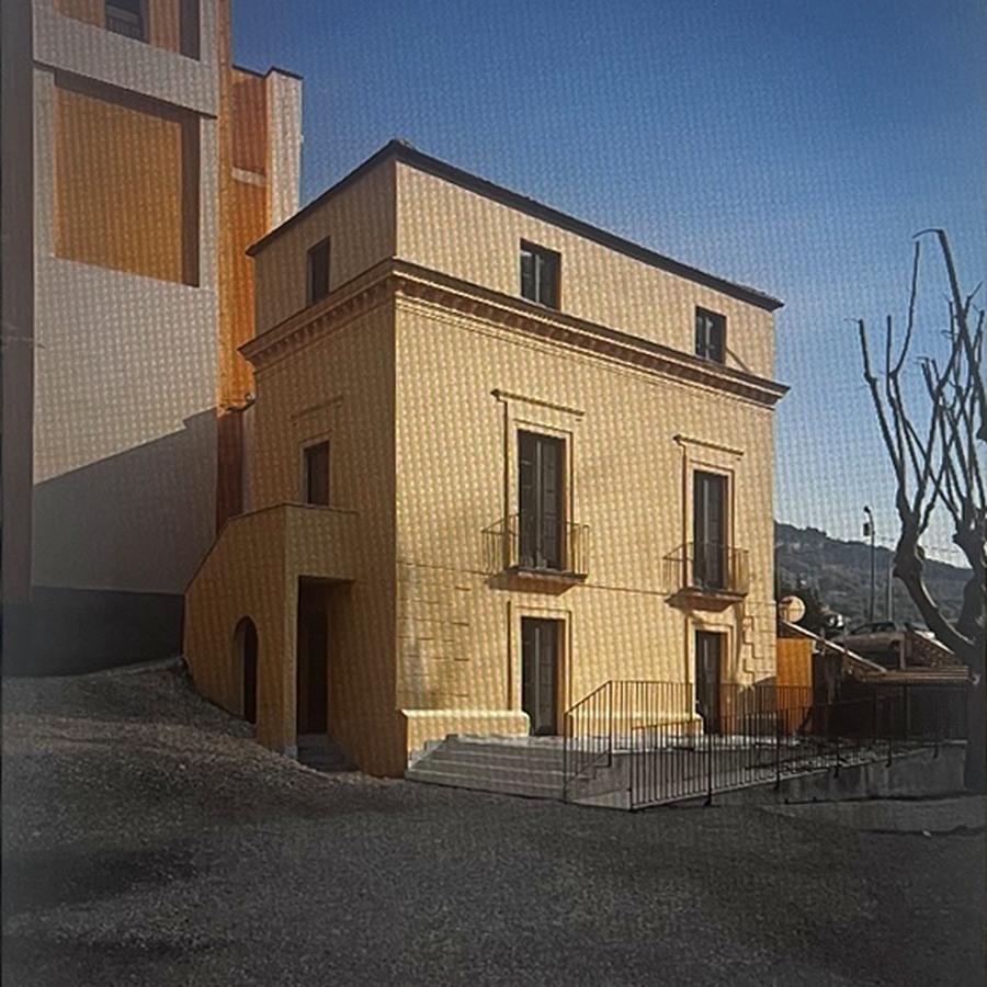 Vista frontale del Centro Visite dei Monti Picentini dal piazzale