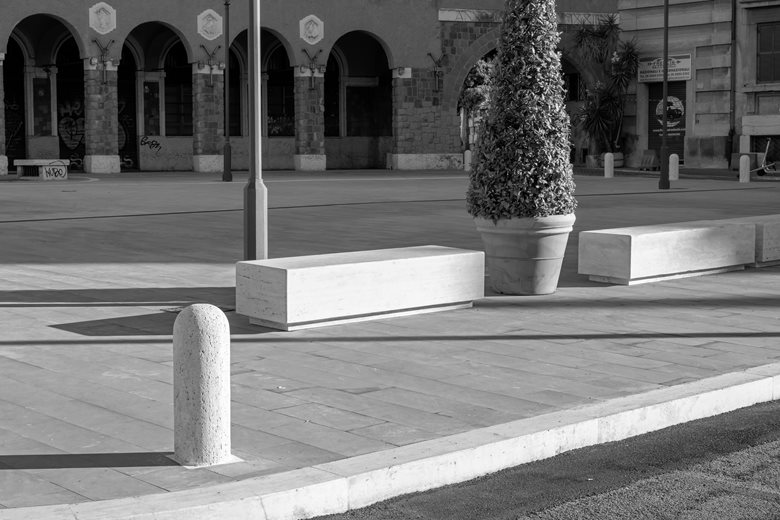 Dettaglio della pavimentazione e degli arredi di Piazza Sempione