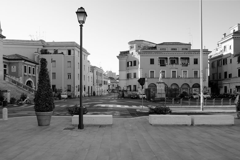 Vista ampia della piazza e delle facciate circostanti