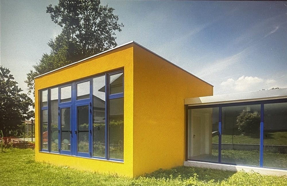 Scuola dell’infanzia di Ripalta Arpina, vista esterna del volume giallo e blu