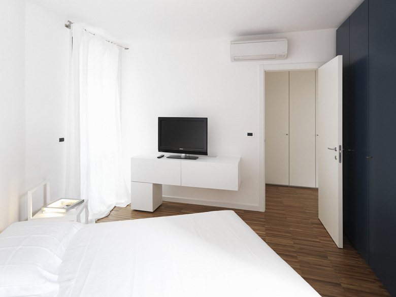Camera da letto dell’appartamento a Scorcola, Trieste, fotografia di Marco Covi