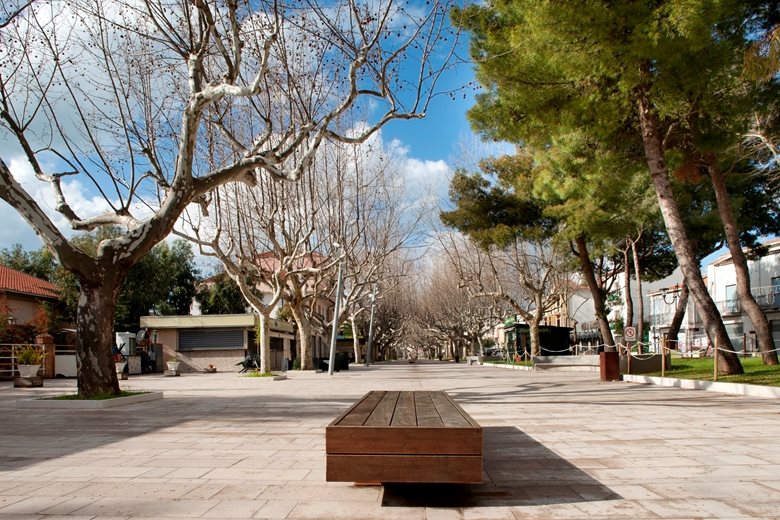 Viale della Libertà a Praia a Mare, piazzetta e sedute in legno