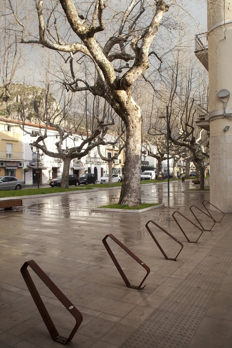 Pavimentazione e rastrelliere lungo Viale della Libertà